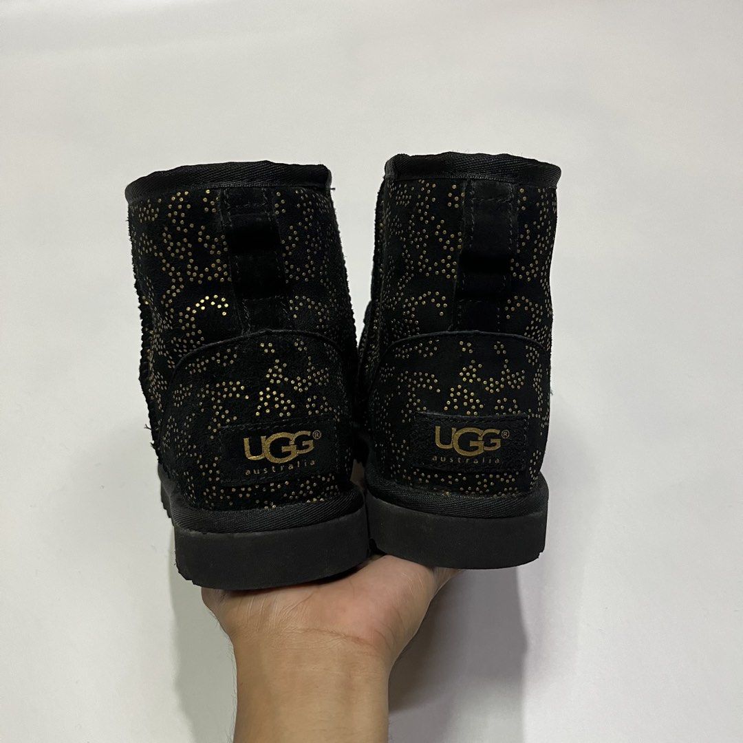 UGG Classic Mini Boots (Category: Boots) located in Quezon City. Submitted by thriftrage (Listing ID 1464279897, Image 2). Description: Size’ 6 No issue Good condition .
