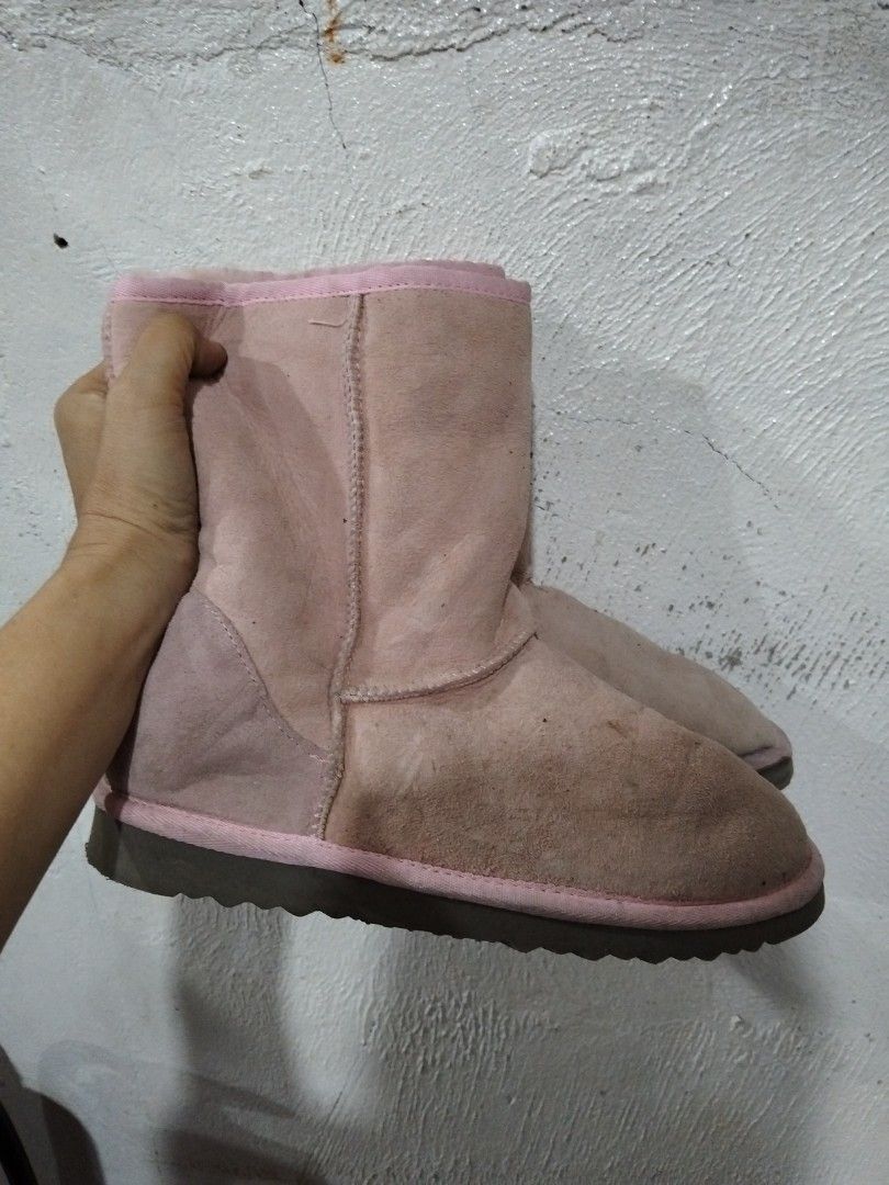 Ugg Winter Boots (Category: Boots) located in El Salvador. Submitted by francheskaukayukay (Listing ID 1464235383, Image 1). Description: .