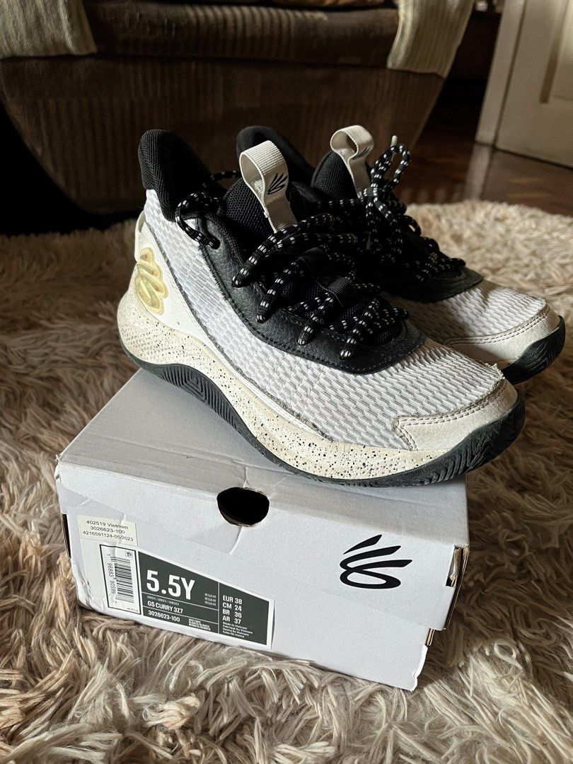 Under Armour GS Curry (Category: Sneakers) located in Baguio. Submitted by silvercat.0f61c5 (Listing ID 1464179952, Image 1). Description: GS Curry 3Z7 (5.5Y).