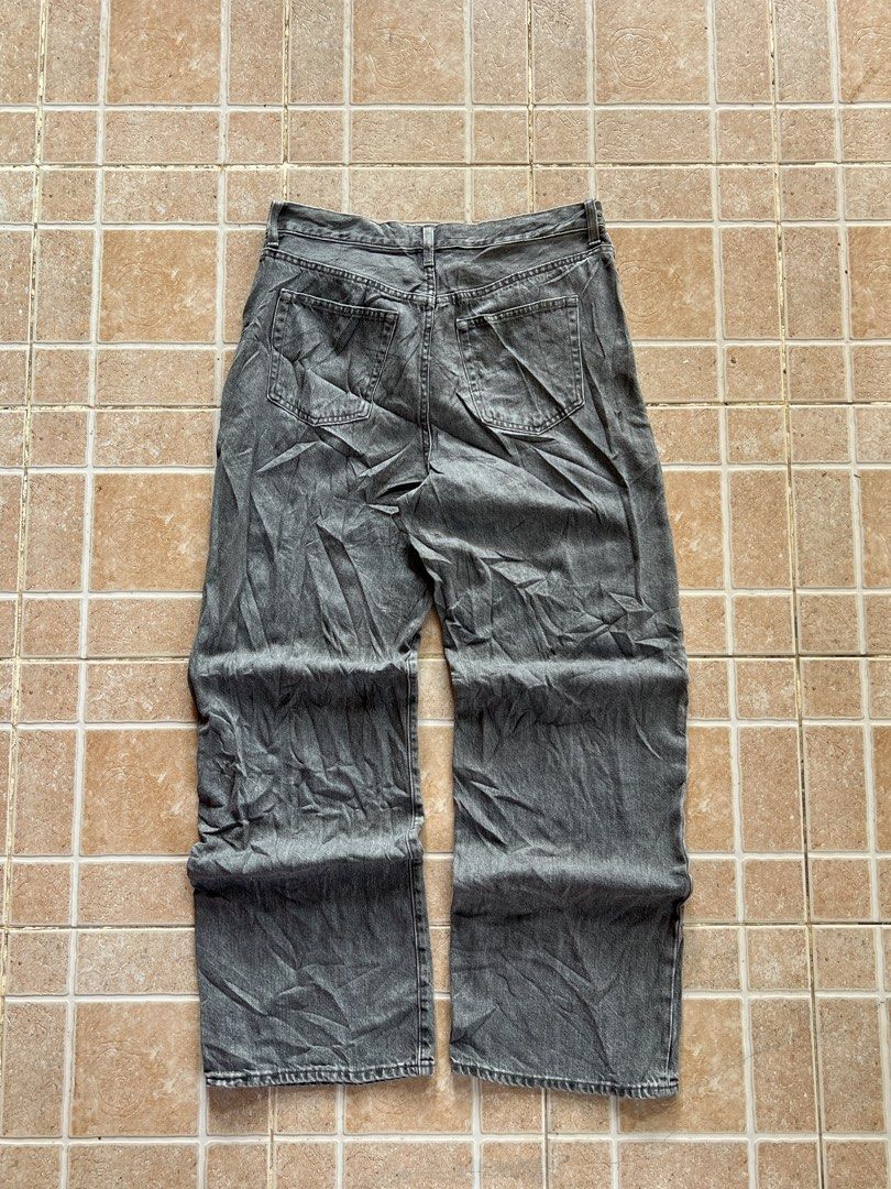 Uniqlo baggy pants (Category: Jeans) located in Cebu City. Submitted by gio_420 (Listing ID 1464191099, Image 1). Description: .