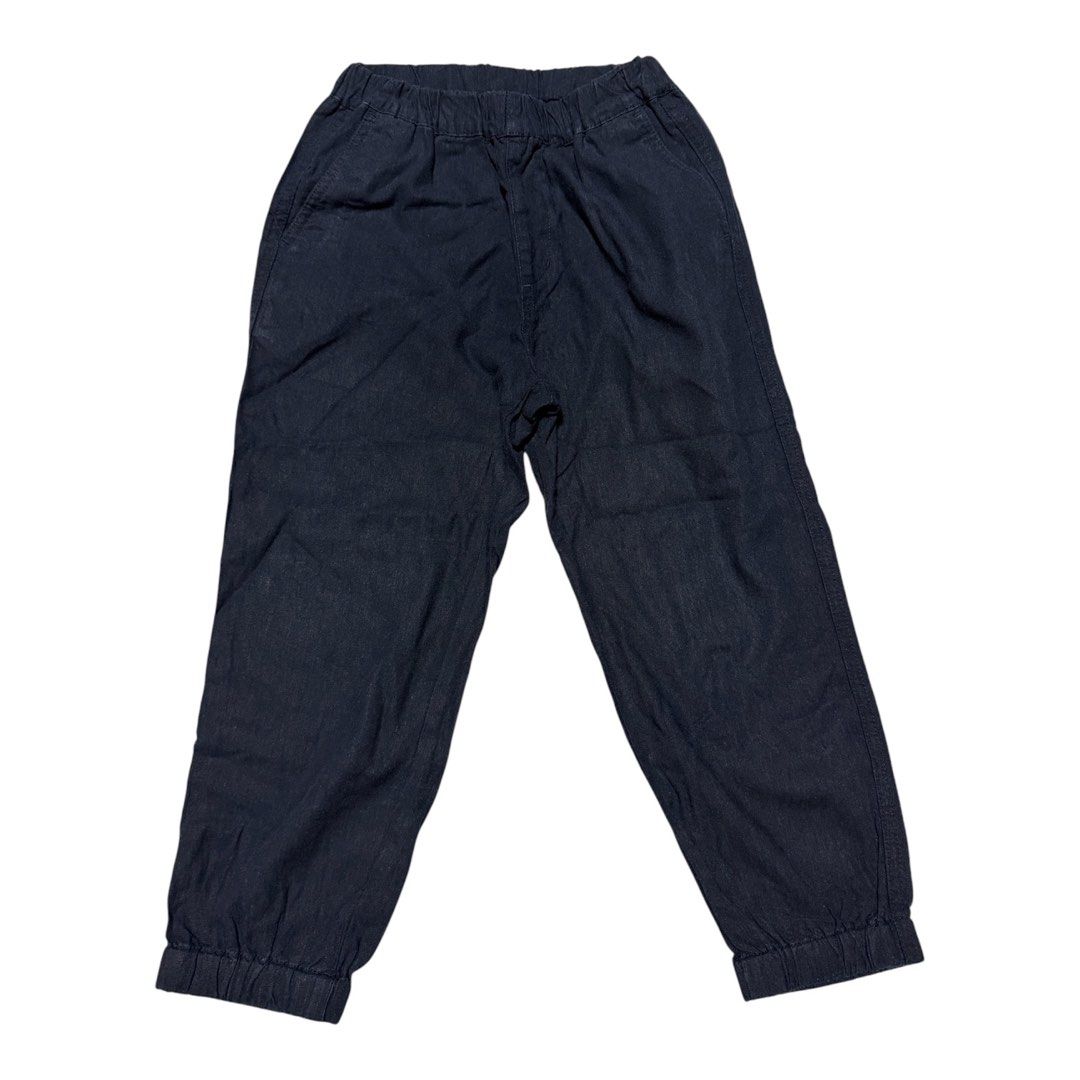 Uniqlo black linen pants (Category: Babies & Kids Fashion) located in Lipa City. Submitted by lifestyled (Listing ID 1464205195, Image 1). Description: Uniqlo black linen pants Size 5-6 W- 9.5” L- 25” 💯 Authentic.
