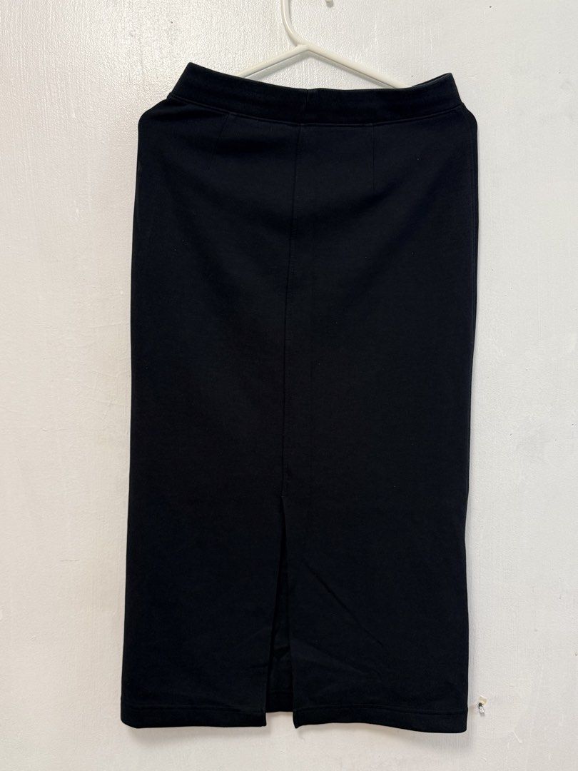 Uniqlo Black Midi Skirt (Category: Skirts) located in Mandaluyong City. Submitted by nftp24 (Listing ID 1464187833, Image 2). Description: - Brand: Uniqlo - Color: Black - Size: Medium (M) - Style: Midi Skirt - Features: Drawstring waist, back slit - Material: Comfortable cotton blend .