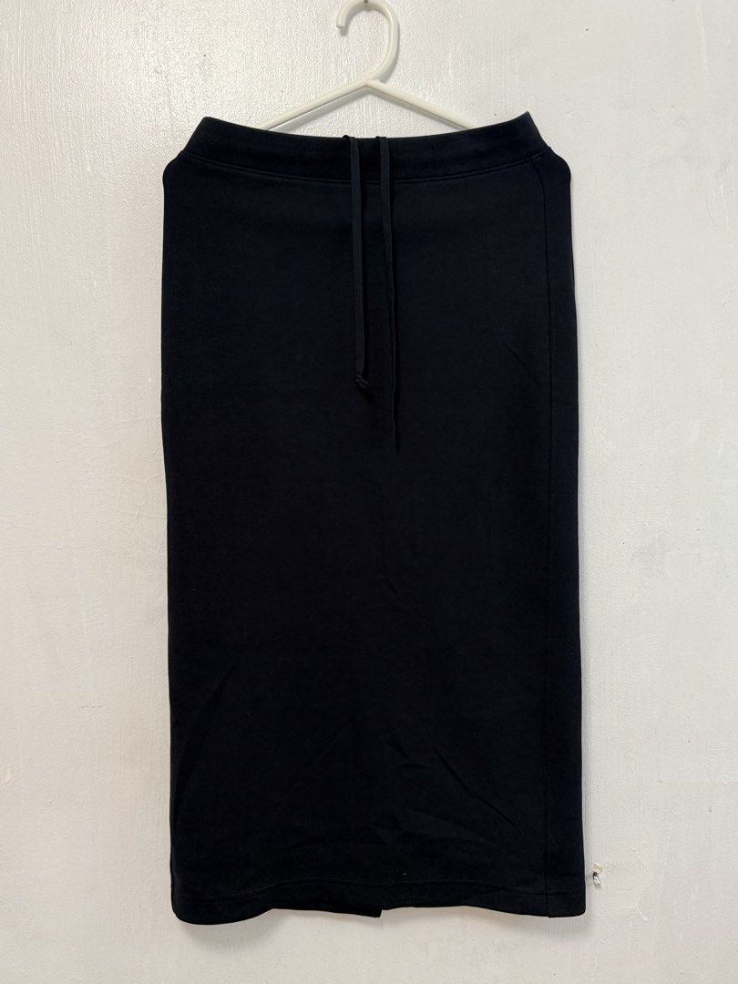 Uniqlo Black Midi Skirt (Category: Skirts) located in Mandaluyong City. Submitted by nftp24 (Listing ID 1464187833, Image 1). Description: - Brand: Uniqlo - Color: Black - Size: Medium (M) - Style: Midi Skirt - Features: Drawstring waist, back slit - Material: Comfortable cotton blend .