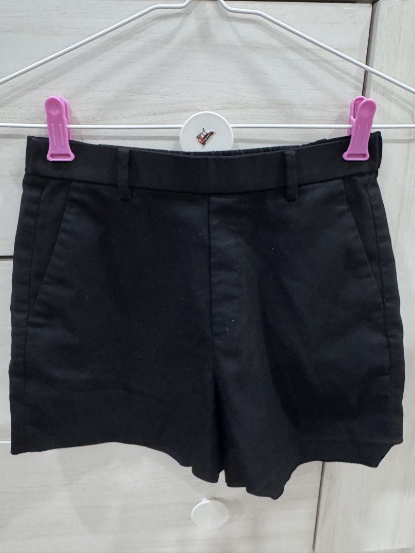 Uniqlo Black Shorts Size S (Category: Shorts) located in Iloilo. Submitted by ele.girl (Listing ID 1464269627, Image 1). Description: - Uniqlo Black Shorts - Size: S - Waist: 60-66cm - Hips: 85-91cm - Material: Polyester, Rayon, Spandex - Features: Front pockets, back pocket, elastic waistband at the back.
