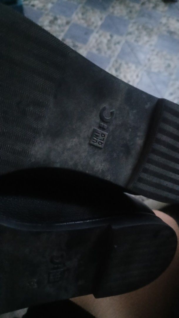 Uniqlo C Square flat shoes (Category: Flats & Sandals) located in Cavite. Submitted by janpolll (Listing ID 1464182784, Image 3). Description: - Classic black flats - Simple slip-on design - Comfortable for everyday wear - Perfect for work or casual outings - Easily pairs with any outfit - A versatile addition to your shoe collection.