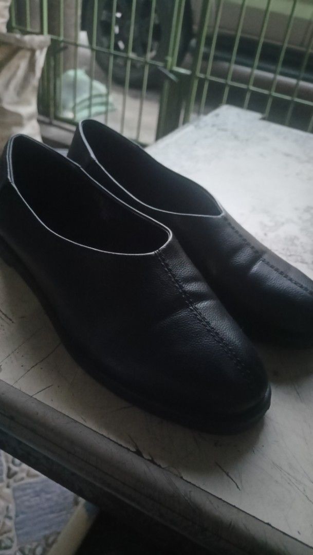 Uniqlo C Square flat shoes (Category: Flats & Sandals) located in Cavite. Submitted by janpolll (Listing ID 1464182784, Image 1). Description: - Classic black flats - Simple slip-on design - Comfortable for everyday wear - Perfect for work or casual outings - Easily pairs with any outfit - A versatile addition to your shoe collection.