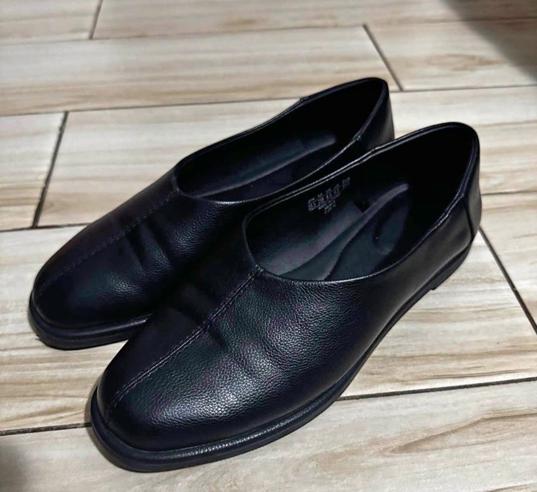 Uniqlo C Square flat shoes (Category: Flats & Sandals) located in Cavite. Submitted by janpolll (Listing ID 1464182784, Image 2). Description: - Classic black flats - Simple slip-on design - Comfortable for everyday wear - Perfect for work or casual outings - Easily pairs with any outfit - A versatile addition to your shoe collection.