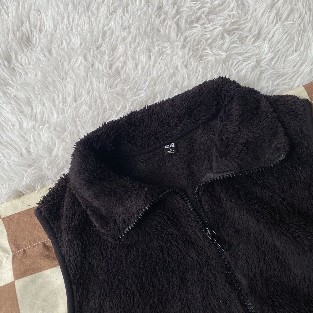 Uniqlo fluffy yarn vest (Category: Coats, Jackets and Outerwear) located in Mariveles. Submitted by mariathriftandpreloved (Listing ID 1464271915, Image 2). Description: Uniqlo fluffy yarn fleece vest small on tag width 19 length 24 excellent condition with side pockets no issue Loc: Bataan Courier: J&T.