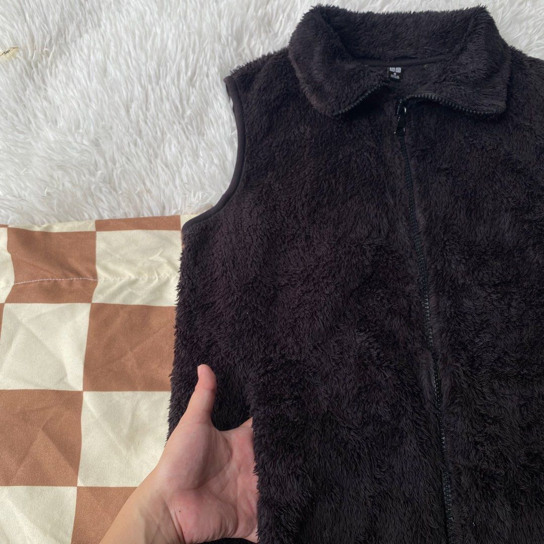 Uniqlo fluffy yarn vest (Category: Coats, Jackets and Outerwear) located in Mariveles. Submitted by mariathriftandpreloved (Listing ID 1464271915, Image 3). Description: Uniqlo fluffy yarn fleece vest small on tag width 19 length 24 excellent condition with side pockets no issue Loc: Bataan Courier: J&T.