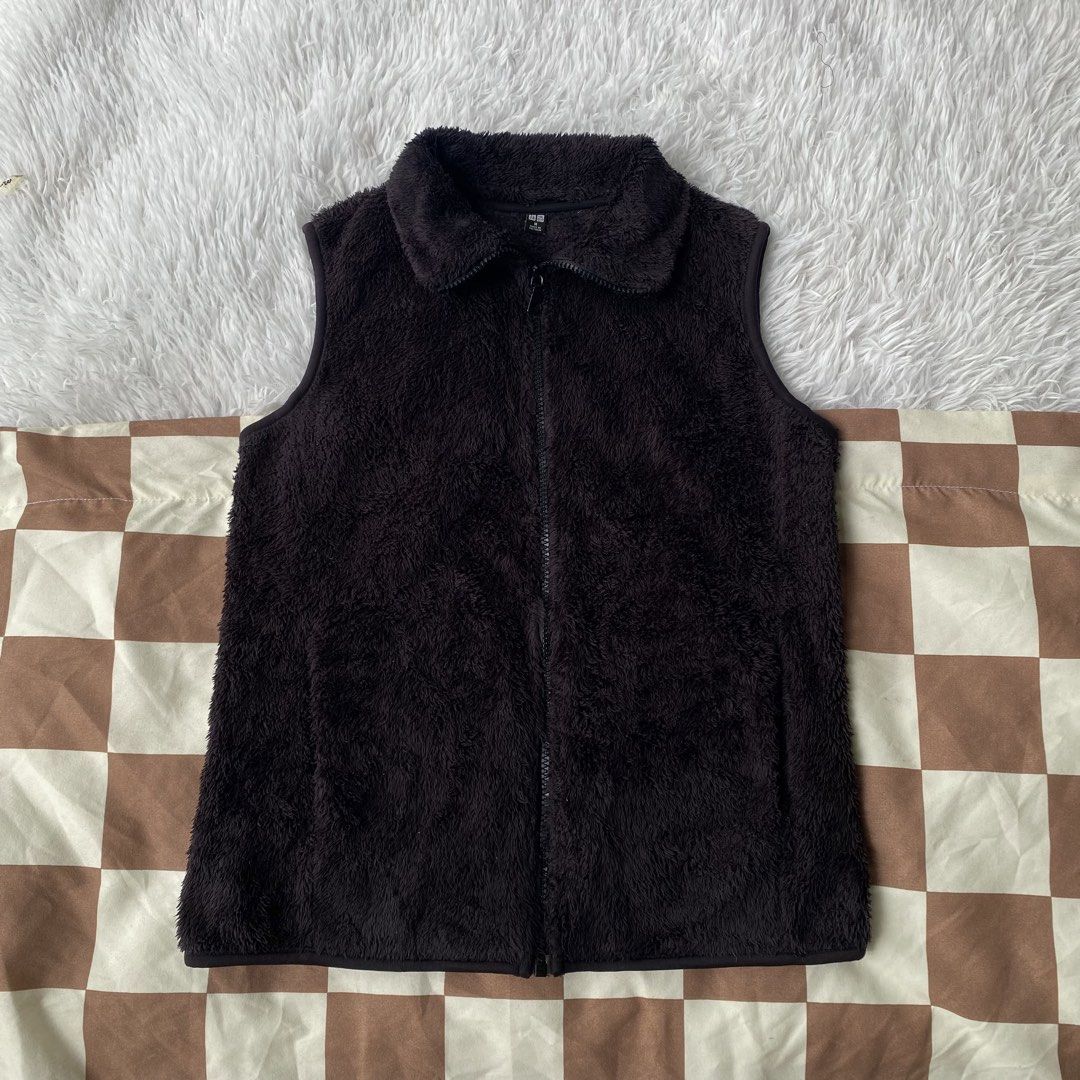 Uniqlo fluffy yarn vest (Category: Coats, Jackets and Outerwear) located in Mariveles. Submitted by mariathriftandpreloved (Listing ID 1464271915, Image 1). Description: Uniqlo fluffy yarn fleece vest small on tag width 19 length 24 excellent condition with side pockets no issue Loc: Bataan Courier: J&T.
