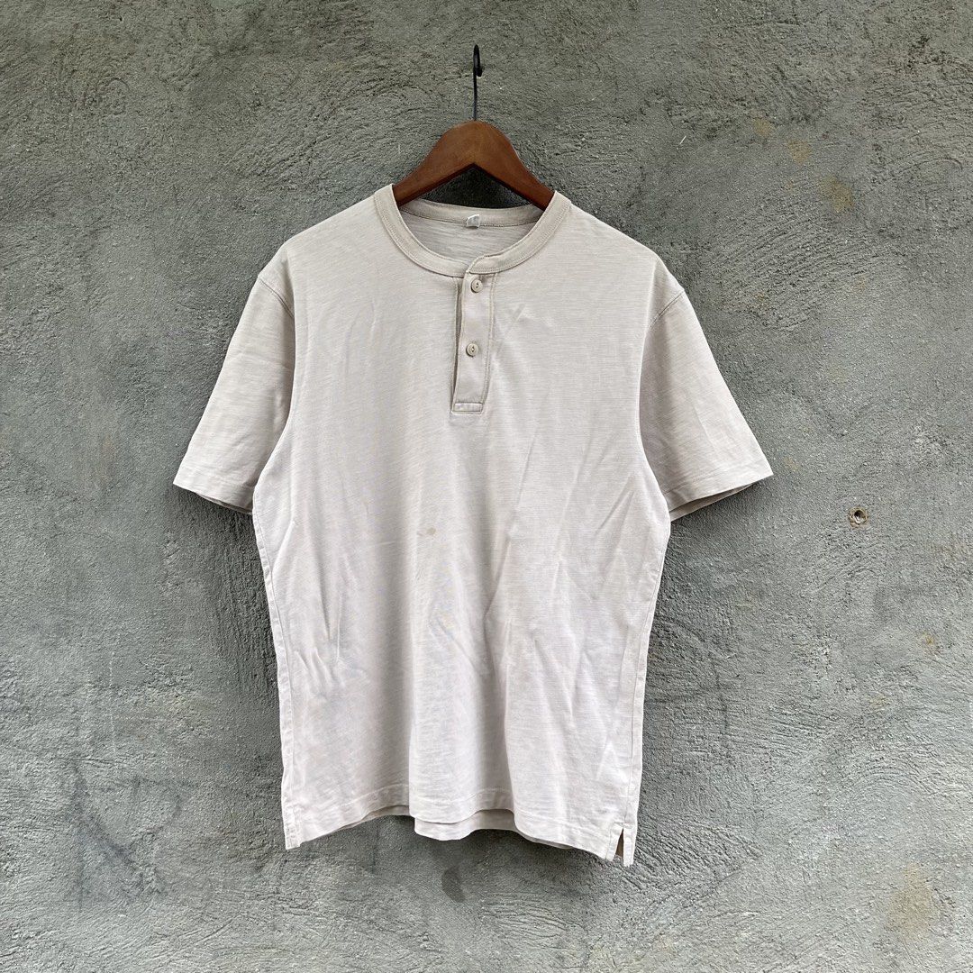UNIQLO HENLEY (Category: Tshirts & Polo Shirts ) located in Manila. Submitted by flippinn (Listing ID 1464289169, Image 1). Description: Small 20W 28.5L Oil stains, Need wash Lalamove or J&t Express + Shipping fee.