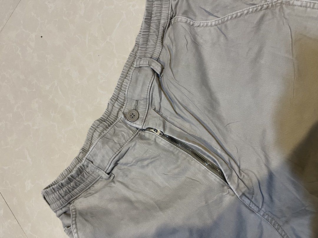 Uniqlo Khaki (Category: Jeans) located in Valencia. Submitted by bordzsthrift (Listing ID 1464301894, Image 2). Description: Dimes: 30-34 X 36 Exellent Condition Size No issue.