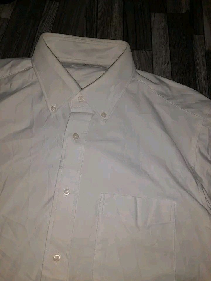 UNIQLO MEN'S WHITE BUTTON DOWN POLO (Category: Tshirts & Polo Shirts ) located in Mandaue City. Submitted by indayftjesiediva (Listing ID 1464141206, Image 2). Description: UNIQLO MEN'S WHITE BUTTON DOWN POLO XL 23X29 LIKE NEW CONDITION COLOR RATE 9.8/10 NO ISSUE MINE 500 + SF ONLY 🔥 DM IF INTERESTED 📩.