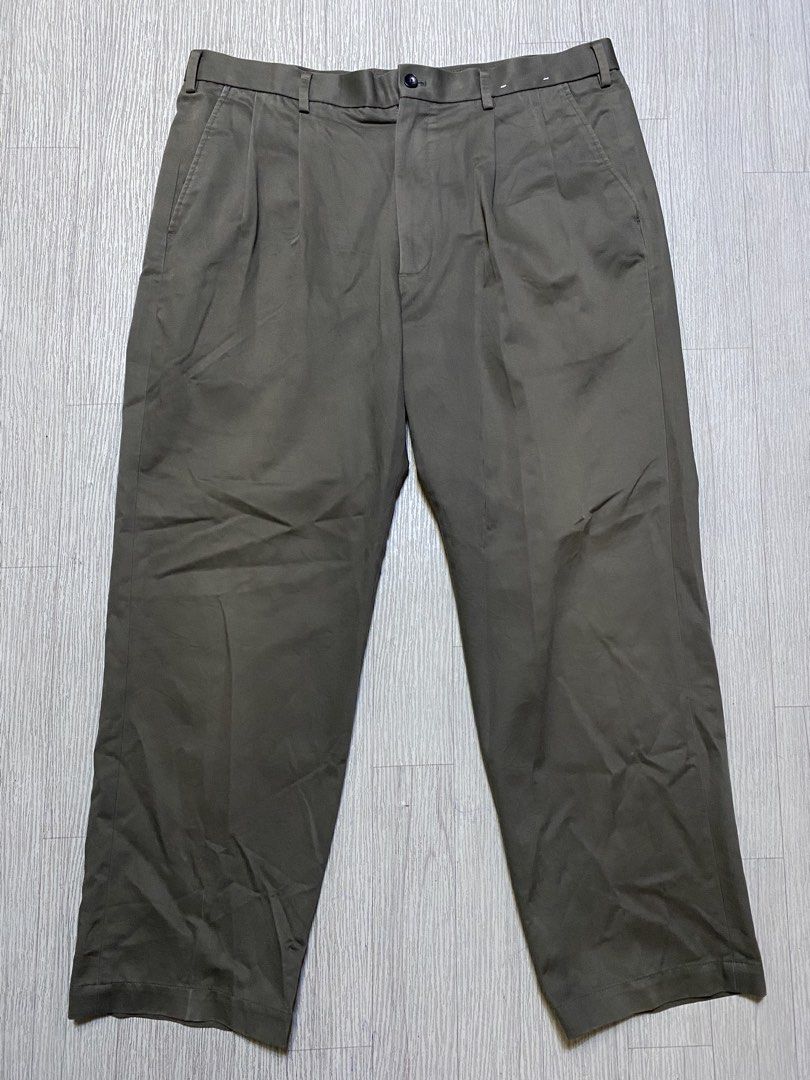 Uniqlo Pleated Chinos (Category: Chinos) located in Pasig City. Submitted by terrencec34805 (Listing ID 1464221342, Image 1). Description: Uniqlo Pleated Chinos Excellent condition Olive green Size:36 Length:40.