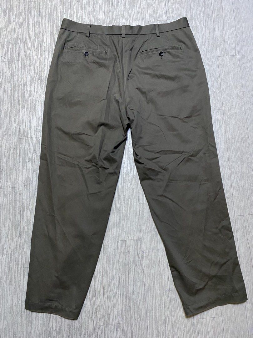Uniqlo Pleated Chinos (Category: Chinos) located in Pasig City. Submitted by terrencec34805 (Listing ID 1464221342, Image 3). Description: Uniqlo Pleated Chinos Excellent condition Olive green Size:36 Length:40.