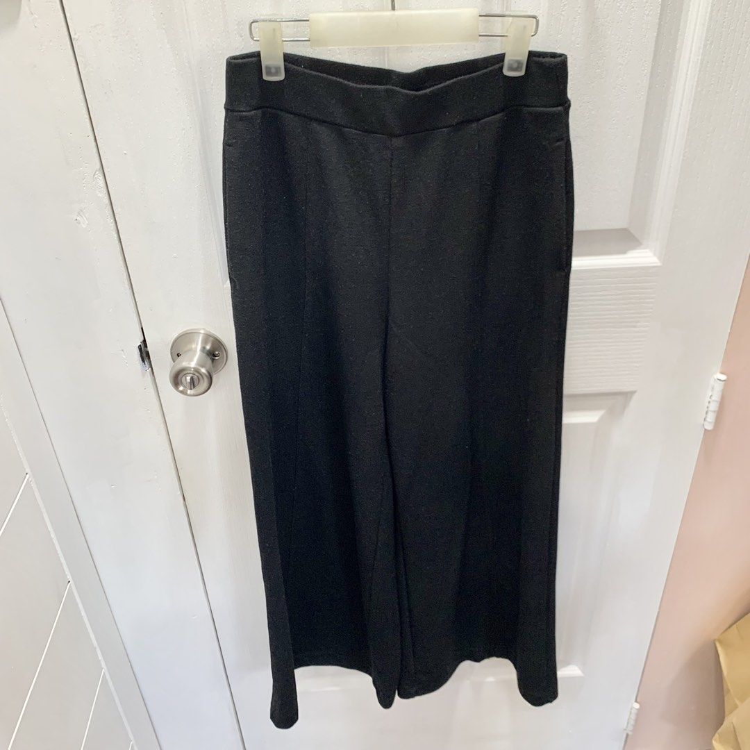 Uniqlo Polyester Rayon Spandex Pants (Category: Other Bottoms) located in San Fernando. Submitted by mariaelykavino (Listing ID 1464347986, Image 2). Description: .