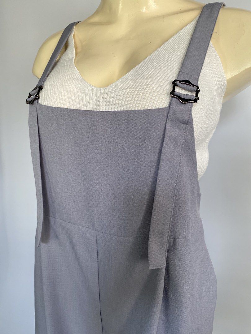 UNIQLO Romper (Category: Rompers) located in Rizal. Submitted by jjuuddaayy (Listing ID 1464220699, Image 2). Description: Light gray W: 34-38 (medida) Like new!! L on tag Adjustable strap With pockets No issue 📍Rizal, Nueva Ecija.