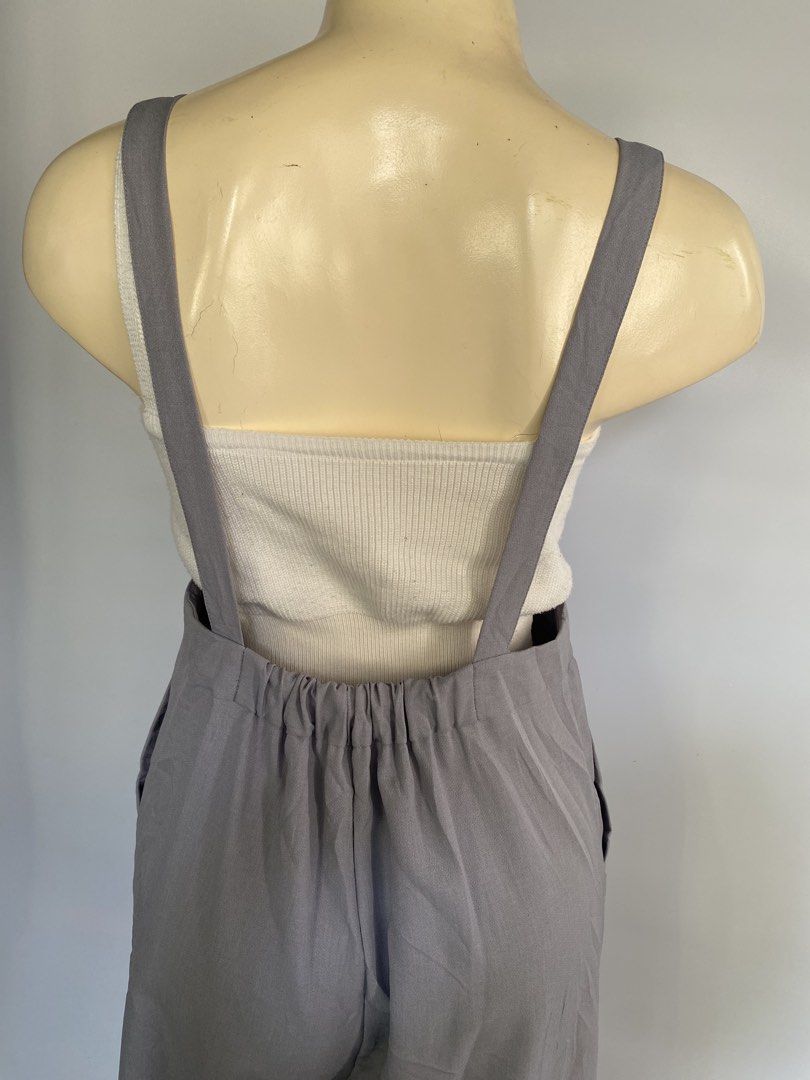 UNIQLO Romper (Category: Rompers) located in Rizal. Submitted by jjuuddaayy (Listing ID 1464220699, Image 3). Description: Light gray W: 34-38 (medida) Like new!! L on tag Adjustable strap With pockets No issue 📍Rizal, Nueva Ecija.