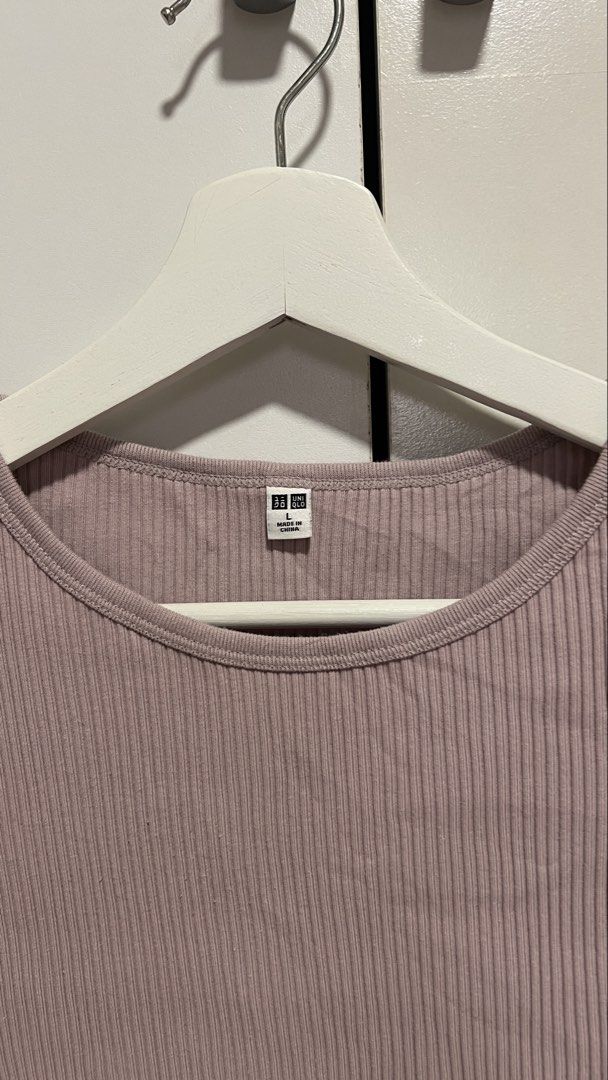 Uniqlo top (Category: Shirts) located in Makati City. Submitted by badethskie (Listing ID 1464185573, Image 2). Description: No issues/Flaws .