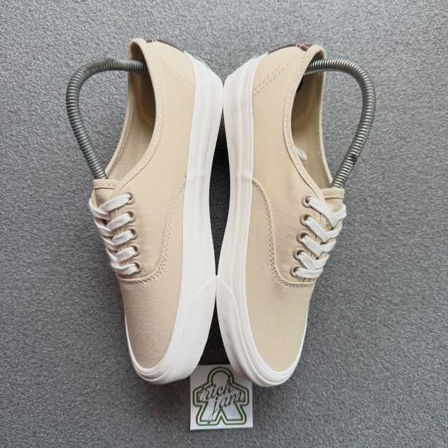 VANS AUTHENTIC REISSUE 44 LX CASTLE WALL (Category: Sneakers) located in Cagayan de Oro. Submitted by huntbytrickjam.v2 (Listing ID 1464317350, Image 3). Description: V-NS A-THENTIC REISSUE 44 LX CASTLE WALL US 7.5 / EURO 40 / CM 25.5 EXCELLENT Pair Only No Issue M - 1699.