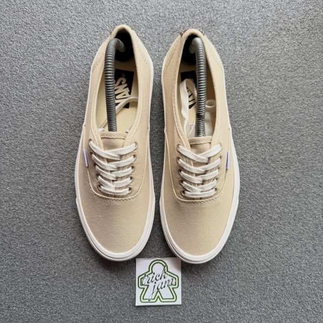 VANS AUTHENTIC REISSUE 44 LX CASTLE WALL (Category: Sneakers) located in Cagayan de Oro. Submitted by huntbytrickjam.v2 (Listing ID 1464317350, Image 2). Description: V-NS A-THENTIC REISSUE 44 LX CASTLE WALL US 7.5 / EURO 40 / CM 25.5 EXCELLENT Pair Only No Issue M - 1699.