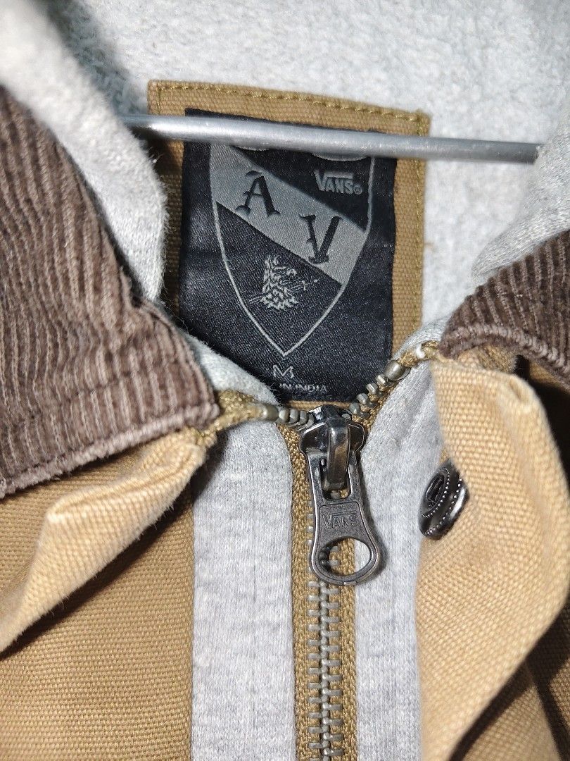 Vans AV Edict II Hooded Canvas Jacket (Category: Coats, Jackets and Outerwear) located in Lipa City. Submitted by gerardcala51660 (Listing ID 1464337933, Image 3). Description: Vans AV Edict II Hooded Canvas Jacket Medium on tag Dimensions: 23 inches x 27.5 inches Excellent condition (thrifted) – Needs wash – Color may vary slightly due to lighting Excellent condition. Normal sign of usage at walang major flaws. Premium Vans canvas jacket in clas
