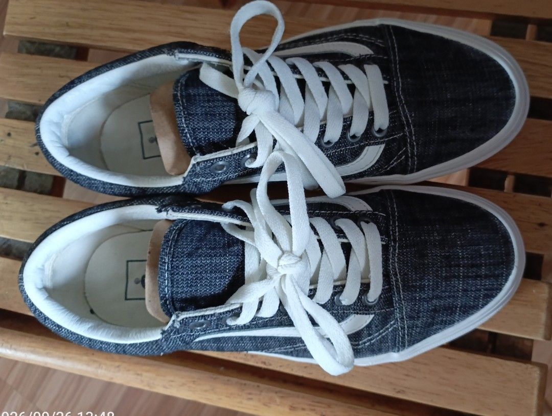 VANS OLD SKOOL SIZE 8 MENS (Category: Sneakers) located in Pateros City. Submitted by albertosaypogi (Listing ID 1464191430, Image 3). Description: VANS OLD SKOOL SIZE 8 MENS P1,300 - Slightly Used (bago bago pa) - Original - Size 8 Mens - Shoe only, no box! PATEROS LOCATION.