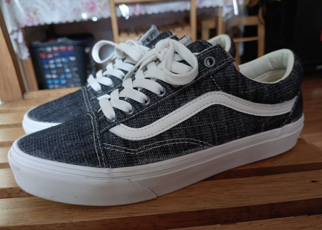 VANS OLD SKOOL SIZE 8 MENS (Category: Sneakers) located in Pateros City. Submitted by albertosaypogi (Listing ID 1464191430, Image 1). Description: VANS OLD SKOOL SIZE 8 MENS P1,300 - Slightly Used (bago bago pa) - Original - Size 8 Mens - Shoe only, no box! PATEROS LOCATION.