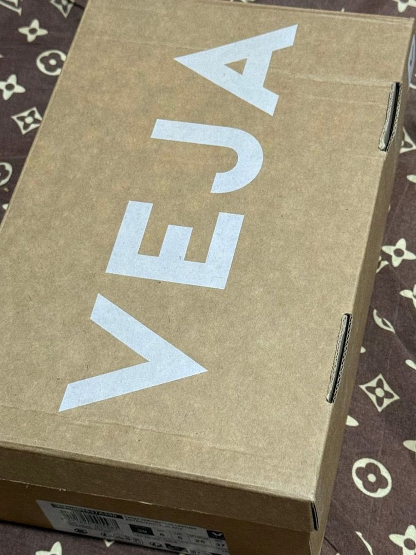 Veja Campo ChromeFree Leather Extra-White Black Sneakers (Category: Sneakers) located in Alaminos. Submitted by Kagome_. (Listing ID 1464346790, Image 3). Description: FOR SALE Veja Campo sneakers Color: Extra-White Black Eur 39 US 8 UK 6 JPN/CM 25 BR 37 Womens Brand new ₱7500 ONLY from ₱9500 Please pm for details thank you.