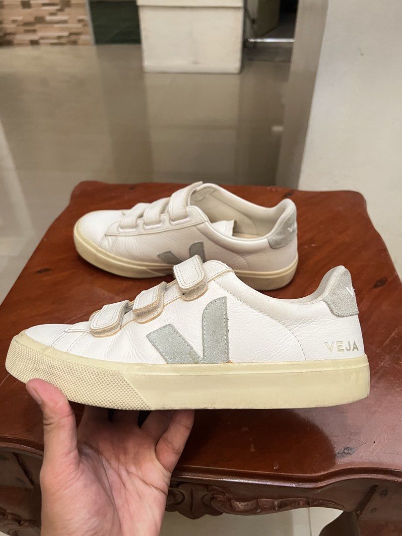 Veja Recife Chromefree Mint Green (Category: Sneakers) located in Manila. Submitted by mikiii01 (Listing ID 1464160095, Image 3). Description: - Brand: Veja - Model: Recife Chromefree Sneakers - Color: White/Mint Green - Material: Leather - Closure: Velcro straps (easy on/off) - Size Eu40/US7.