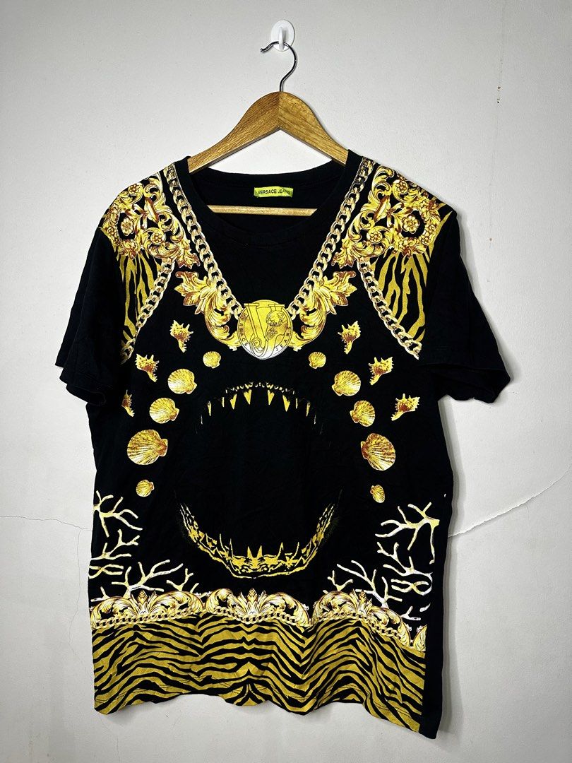 VERSACE AOP (Category: Tshirts & Polo Shirts ) located in Molave. Submitted by thriftmate13 (Listing ID 1464196508, Image 1). Description: .