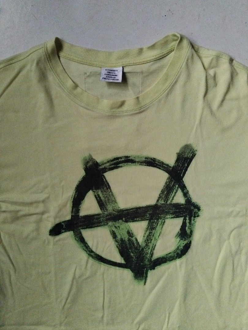 VETEMENTS REVERSE ANARCHY SHIRT (Category: Tshirts & Polo Shirts ) located in Makati City. Submitted by KAMUSIKATAYO (Listing ID 1464154356, Image 2). Description: XL ON TAG 22 x 29.