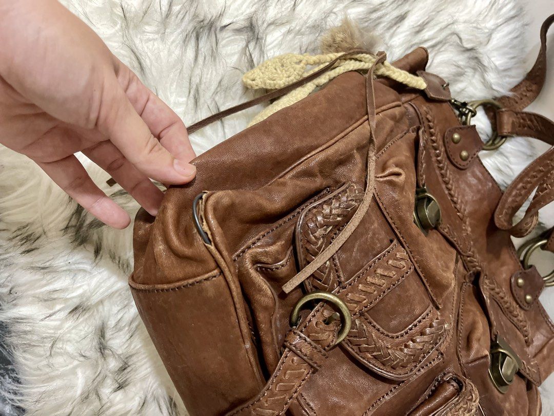 Vintage Brown Leather Tote Bag (Category: Tote Bags) located in Teresa. Submitted by savvyonbranded (Listing ID 1464259204, Image 3). Description: 11.5 x 14 x 5 inches Labas piping sa isang bottom corner.