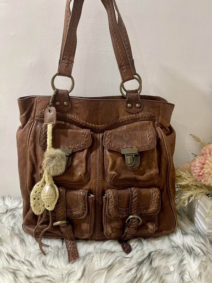Vintage Brown Leather Tote Bag (Category: Tote Bags) located in Teresa. Submitted by savvyonbranded (Listing ID 1464259204, Image 1). Description: 11.5 x 14 x 5 inches Labas piping sa isang bottom corner.