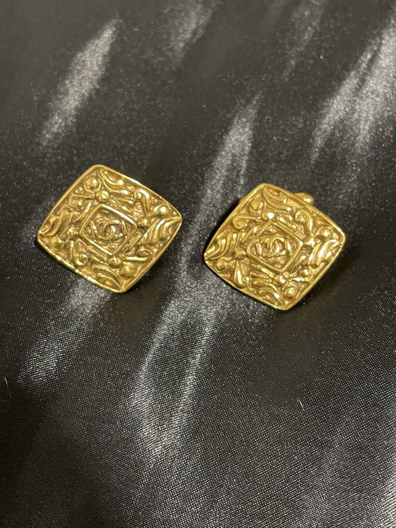 Vintage CHANEL Cufflinks Gold Plated (Category: Announcements) located in Tarlac. Submitted by ijiro_decluttering (Listing ID 1464338034, Image 1). Description: Super Gold pa. Napaka Ganda free shipping. Collectors alam niyo naaaaa. Super mura Malala. Hehe. .