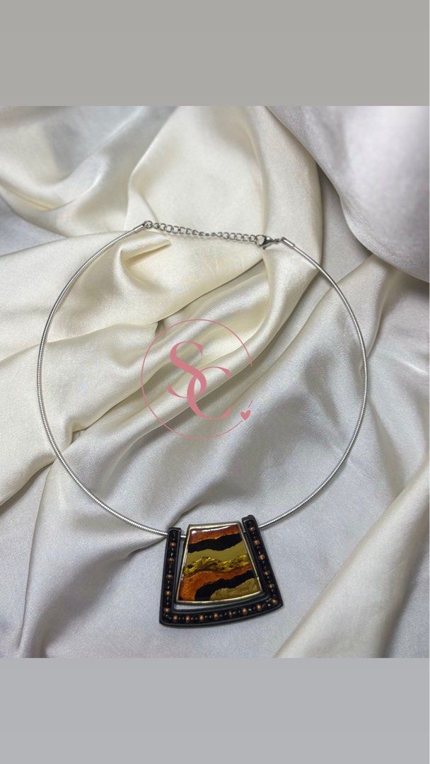 Vintage Chico’s Necklace (Category: Necklaces) located in La Paz. Submitted by sissumscollection (Listing ID 1464203594, Image 1). Description: Signed Chico’s Silver Tone Vintage Collar Wire Necklace With Trapezoid-Shaped Pendant With Abstract Composition..