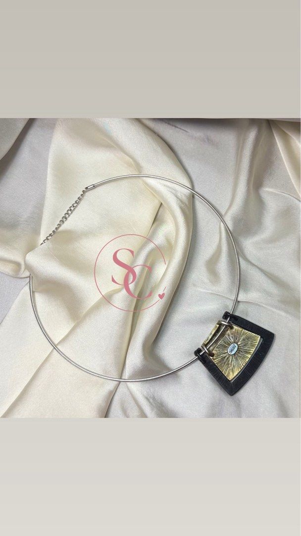 Vintage Chico’s Necklace (Category: Necklaces) located in La Paz. Submitted by sissumscollection (Listing ID 1464203594, Image 2). Description: Signed Chico’s Silver Tone Vintage Collar Wire Necklace With Trapezoid-Shaped Pendant With Abstract Composition..
