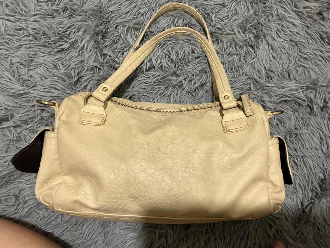 Vintage Cream Bag (Category: Shoulder Bags) located in General Santos City (Dadiangas). Submitted by ziaechll (Listing ID 1464276056, Image 3). Description: .
