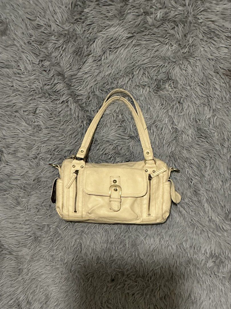 Vintage Cream Bag (Category: Shoulder Bags) located in General Santos City (Dadiangas). Submitted by ziaechll (Listing ID 1464276056, Image 1). Description: .