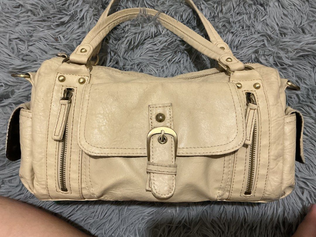 Vintage Cream Bag (Category: Shoulder Bags) located in General Santos City (Dadiangas). Submitted by ziaechll (Listing ID 1464276056, Image 2). Description: .