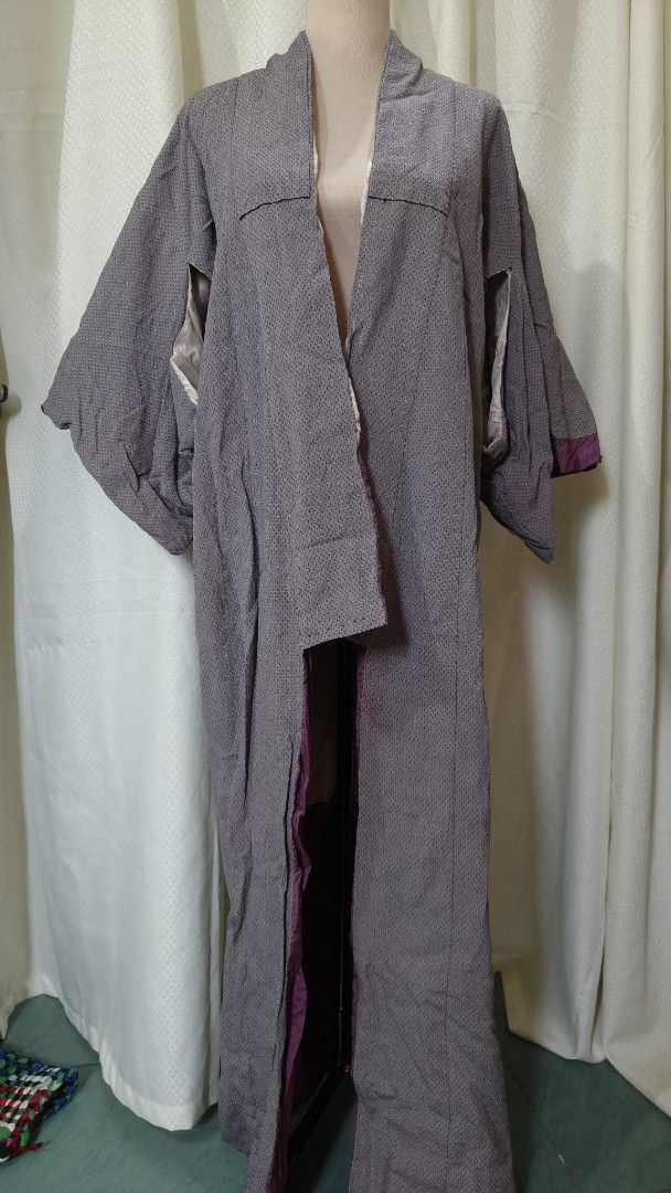 Vintage Grey Patterned Kimono Robe with Purple Lining (Category: Coats, Jackets and Outerwear) located in Taguig. Submitted by ymicloset (Listing ID 1464224007, Image 1). Description: - Elegant grey kimono robe - Features a subtle pattern - Contrasting purple lining and cuffs - Wide sleeves for a relaxed fit - Versatile: great for layering or as a standalone statement piece - Unique and eye-catching design -Shoulder 23 in -Waist 44 in -Length 58 