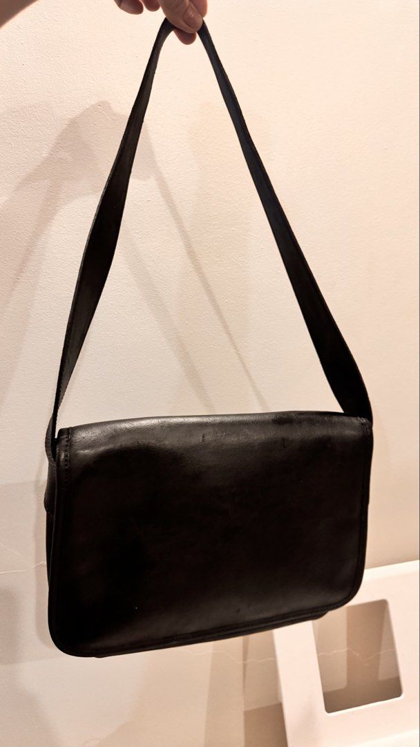 Vintage Longchamp Shoulder Bag (Category: Shoulder Bags) located in Makati City. Submitted by forg3d_paradox (Listing ID 1464337051, Image 3). Description: 🌟 Preloved 🌟made with Faux leather with medium rough texture. 🌟Gold Hardwares with no issues and no fades. .