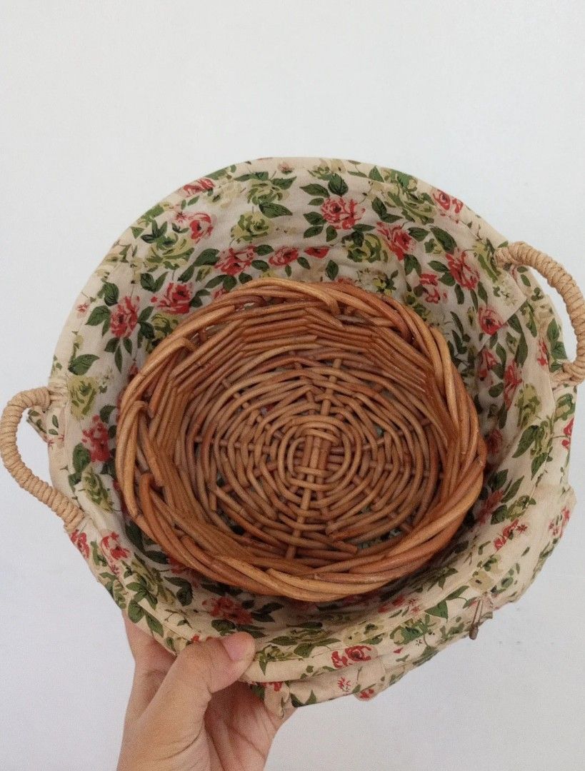 Vintage Native Floral Basket (Category: Storage Boxes & Baskets) located in Balanga. Submitted by marae_c (Listing ID 1464138876, Image 3). Description: In good used condition. Very minimal sign of use. Needs a bit of cleaning sa fabric. Nakatahi sya. Still very pretty in actual 😍 very cottagecore/country vibes 🧺🍂🌼🏵️ Measurements Length:10.5" Height: 4.2".