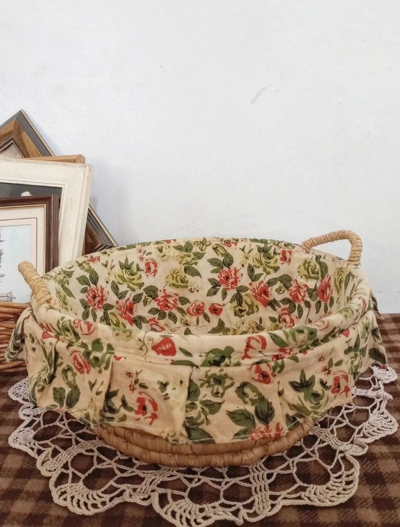 Vintage Native Floral Basket (Category: Storage Boxes & Baskets) located in Balanga. Submitted by marae_c (Listing ID 1464138876, Image 1). Description: In good used condition. Very minimal sign of use. Needs a bit of cleaning sa fabric. Nakatahi sya. Still very pretty in actual 😍 very cottagecore/country vibes 🧺🍂🌼🏵️ Measurements Length:10.5" Height: 4.2".