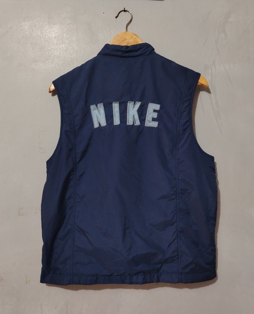 Vintage Nike Vest (Category: Coats, Jackets and Outerwear) located in Bocaue. Submitted by adrianberi35876 (Listing ID 1464214934, Image 1). Description: Vintage Nike Vest Width:20.9 Length:24.6 Youth size Pero pasok sa Medium Adult Exellent Condition Issue:Ung pocket nya lang check last photo 📩📩📩 📍 Bocaue,Bulacan.