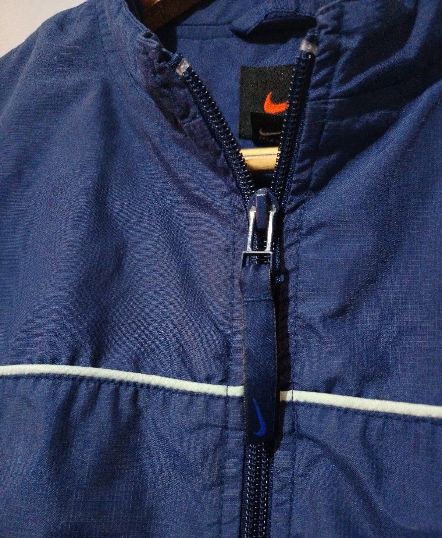 Vintage Nike Vest (Category: Coats, Jackets and Outerwear) located in Bocaue. Submitted by adrianberi35876 (Listing ID 1464214934, Image 3). Description: Vintage Nike Vest Width:20.9 Length:24.6 Youth size Pero pasok sa Medium Adult Exellent Condition Issue:Ung pocket nya lang check last photo 📩📩📩 📍 Bocaue,Bulacan.