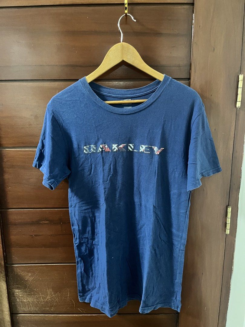 Vintage oakley script tee shirt in blue (Category: Tshirts & Polo Shirts ) located in Manila. Submitted by all.love.thrift.shop.v2 (Listing ID 1464261851, Image 2). Description: For sale Oakley shirt 21W x 29L Minimal signs of usage ₱499 + sf Item authenticity is not guaranteed As is, No return No exchange No refund Color may vary due to lighting All items are cleaned before shipping Payment first via gcash/maya/gotyme/maribank bank transfer 💰 S