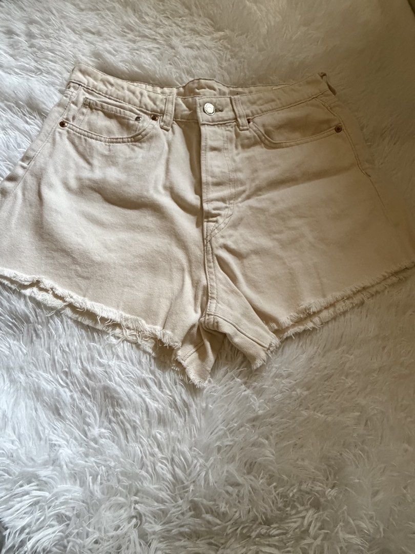Vintage short cream (Category: Shorts) located in Calamba. Submitted by ak_closet5621 (Listing ID 1464197479, Image 2). Description: .