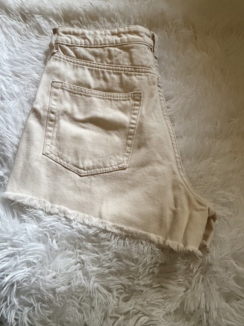 Vintage short cream (Category: Shorts) located in Calamba. Submitted by ak_closet5621 (Listing ID 1464197479, Image 3). Description: .