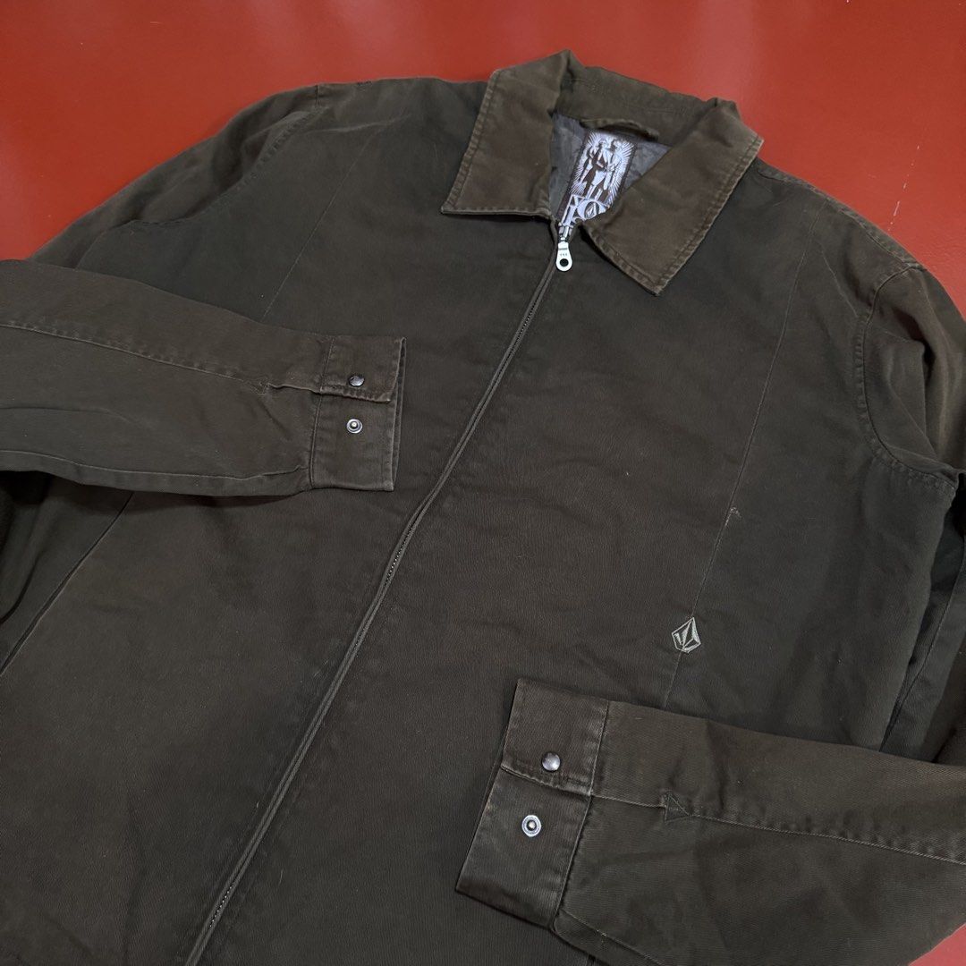 VINTAGE VOLCOM HARRINGTON JACKET (Category: Coats, Jackets and Outerwear) located in Pasig City. Submitted by buzzthrifty (Listing ID 1464243254, Image 2). Description: SIZE L-XL 23x27 VG CONDITION GOOD FADE ISSUE SA INNER NIYA NEEDS RESTITCH .